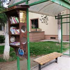 Iznik bus-stop complete with library