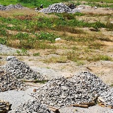 Gbarnga to Gbatala - making gravel by hand